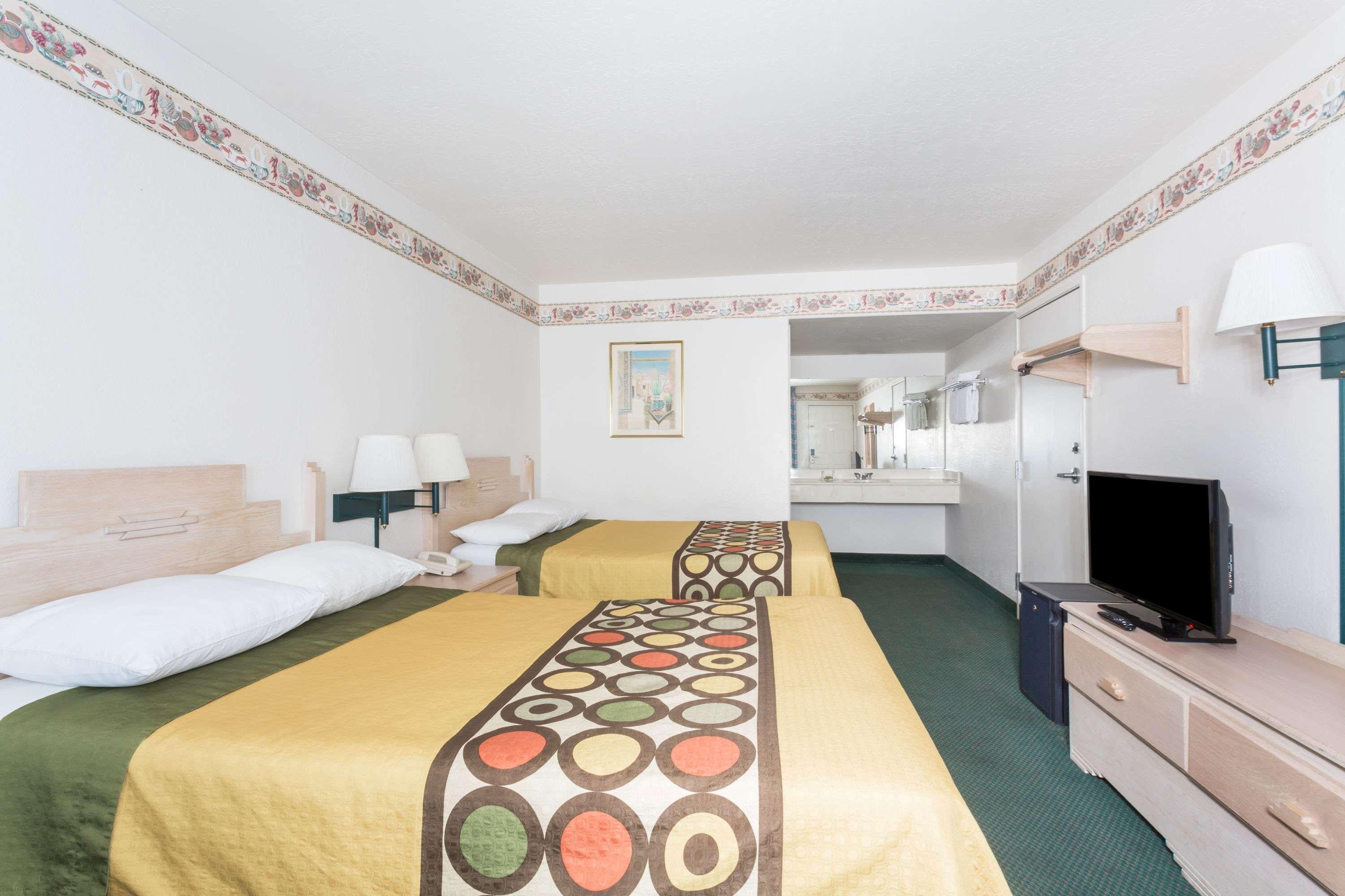 Super 8 By Wyndham Cottonwood Otel Dış mekan fotoğraf